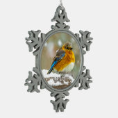 雪の中の東部ブルーバード – オリジナル写真 スノーフレークピューターオーナメント (左)