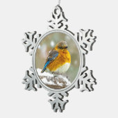 雪の中の東部ブルーバード – オリジナル写真 スノーフレークピューターオーナメント (右)