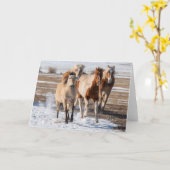 雪の中の混成馬ランニングの群れ カード (黄色い花)