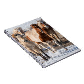 雪の中の混成馬ランニングの群れ ノートブック (右側)