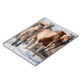 雪の中の混成馬ランニングの群れ ノートブック (左側)