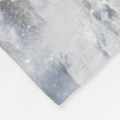 雪の中の混成馬ランニングの群れ フリースブランケット (角)