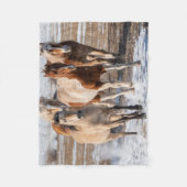 雪の中の混成馬ランニングの群れ フリースブランケット (正面)