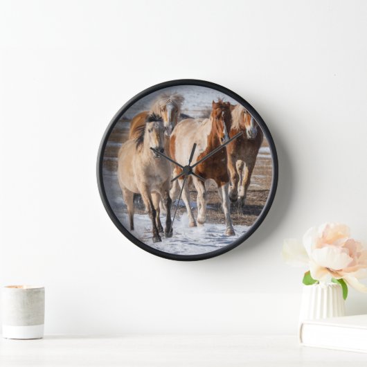 雪の中の混成馬ランニングの群れ 壁時計 (ホーム)