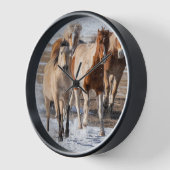 雪の中の混成馬ランニングの群れ 壁時計 (傾斜)