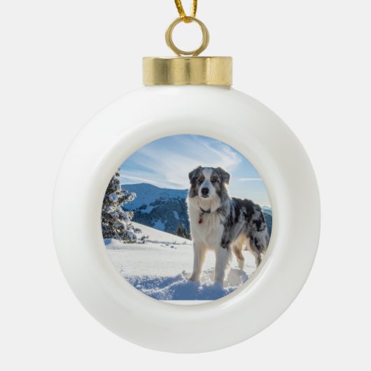 雪の中の犬のオーナメント セラミックボールオーナメント (正面)