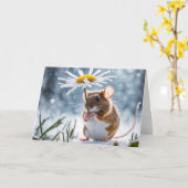 雪の中の白いデイジーの下のネズミ カード (黄色い花)