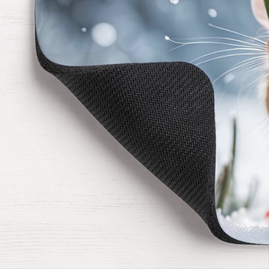 雪の中の白いデイジーの下のネズミ マウスパッド (コーナー)