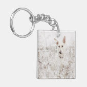 雪の中の白いドイツの羊飼い キーホルダー (正面左)