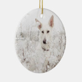 雪の中の白いドイツの羊飼い セラミックオーナメント (右)