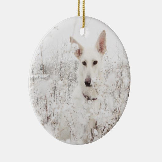 雪の中の白いドイツの羊飼い セラミックオーナメント (右)