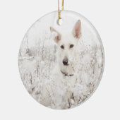 雪の中の白いドイツの羊飼い セラミックオーナメント (左)