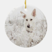 雪の中の白いドイツの羊飼い セラミックオーナメント (裏面)