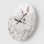 雪の中の白いドイツの羊飼い ラージ壁時計 (傾斜)
