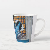 雪の中の白い胸のヌサッチ – オリジナル写真 カフェラテマグ (右)