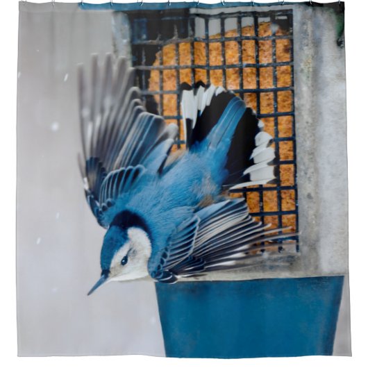 雪の中の白い胸のヌサッチ – オリジナル写真 シャワーカーテン (正面)