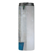 雪の中の白い胸のヌサッチ – オリジナル写真 タンブラー (裏面)