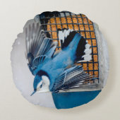 雪の中の白い胸のヌサッチ – オリジナル写真 ラウンドクッション (正面)