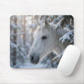 雪の中の白馬と松の木 マウスパッド (マウス)