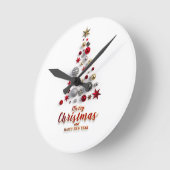 「雪の中の祭りの木」 ラウンド壁時計 (傾斜)