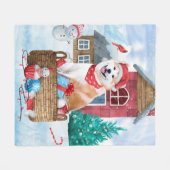 雪の中の秋田犬のクリスマスドッグハウス フリースブランケット (正面(横))