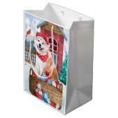 雪の中の秋田犬のクリスマスドッグハウス ミディアムペーパーバッグ (裏面アングル)