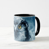 雪の中の美しいフクロウ マグカップ (正面右)