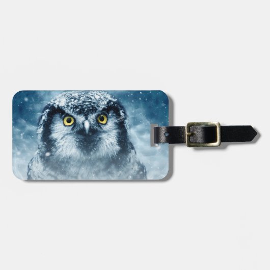 雪の中の美しいフクロウ ラゲッジタグ (正面横)