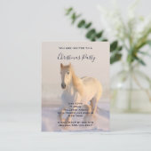 雪の中の美しい白い馬フォトクリスマス インビテーションポストカード (スタンド正面)