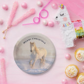 雪の中の美しい白い馬フォトクリスマス ペーパープレート (パーティー)