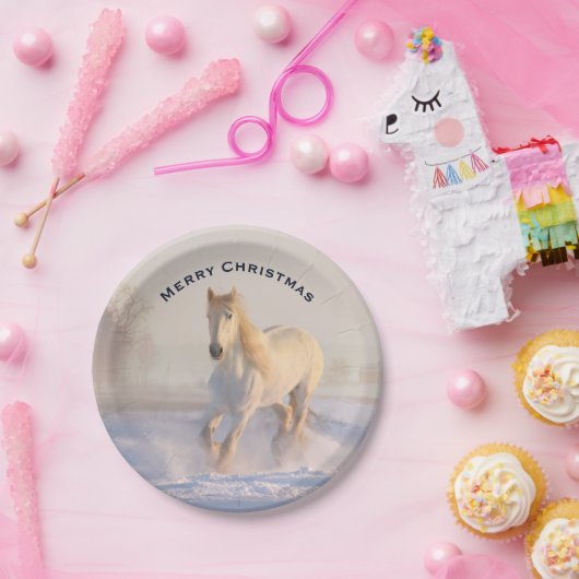 雪の中の美しい白い馬フォトクリスマス ペーパープレート (パーティー)