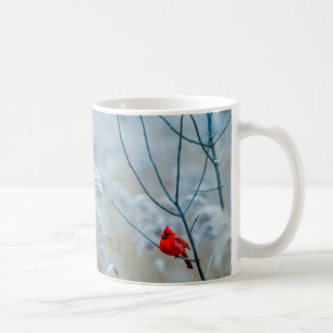 雪の中の美しい赤い（鳥）ショウジョウコウカンチョウ コーヒーマグカップ