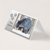 雪の中の美しい黒いクマ。 (正面)