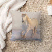 雪の中の美しランニングい白馬の馬 クッション (ブランケット)
