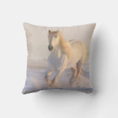 雪の中の美しランニングい白馬の馬 クッション (裏面)