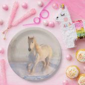 雪の中の美しランニングい白馬の馬 ペーパープレート (パーティー)