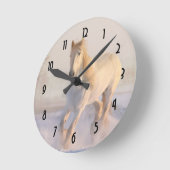 雪の中の美しランニングい白馬の馬 ラウンド壁時計 (傾斜)