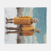 雪の中の老夫婦 フリースブランケット (正面(横))