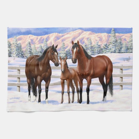 雪の中の茶色のベイ四分の馬 キッチンタオル (横)