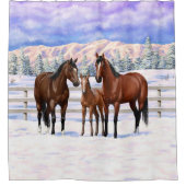 雪の中の茶色のベイ四分の馬 シャワーカーテン (正面)