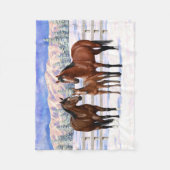 雪の中の茶色のベイ四分の馬 フリースブランケット (正面)