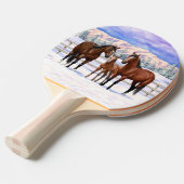 雪の中の茶色のベイ四分の馬 卓球ラケット (正面アングル)