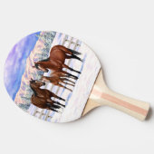 雪の中の茶色のベイ四分の馬 卓球ラケット (横)