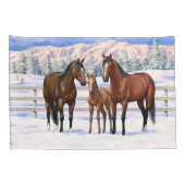 雪の中の茶色のベイ四分の馬 枕カバー (裏面-右)