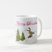 雪の中の赤いオーナメントを追うユーモアあふれる赤いキツネのクリスマスオーナメント コーヒーマグカップ (正面右)