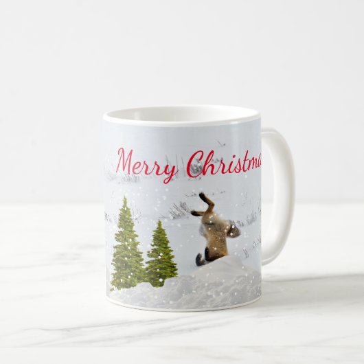雪の中の赤いオーナメントを追うユーモアあふれる赤いキツネのクリスマスオーナメント コーヒーマグカップ (正面右)