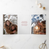 雪の中の赤い水色の冬の果実の写真 三つ折りカード (内部)