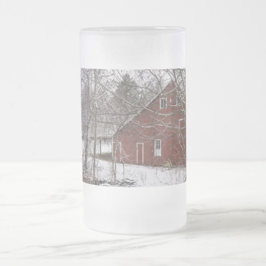 雪の中の赤い納屋すりガラスのビアマグ フロストグラスビールジョッキ (中央)