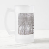 雪の中の赤い納屋すりガラスのビアマグ フロストグラスビールジョッキ (左)
