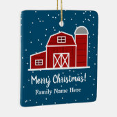 雪の中の赤い納屋のファームハウスカスタムクリスマス セラミックオーナメント (右)